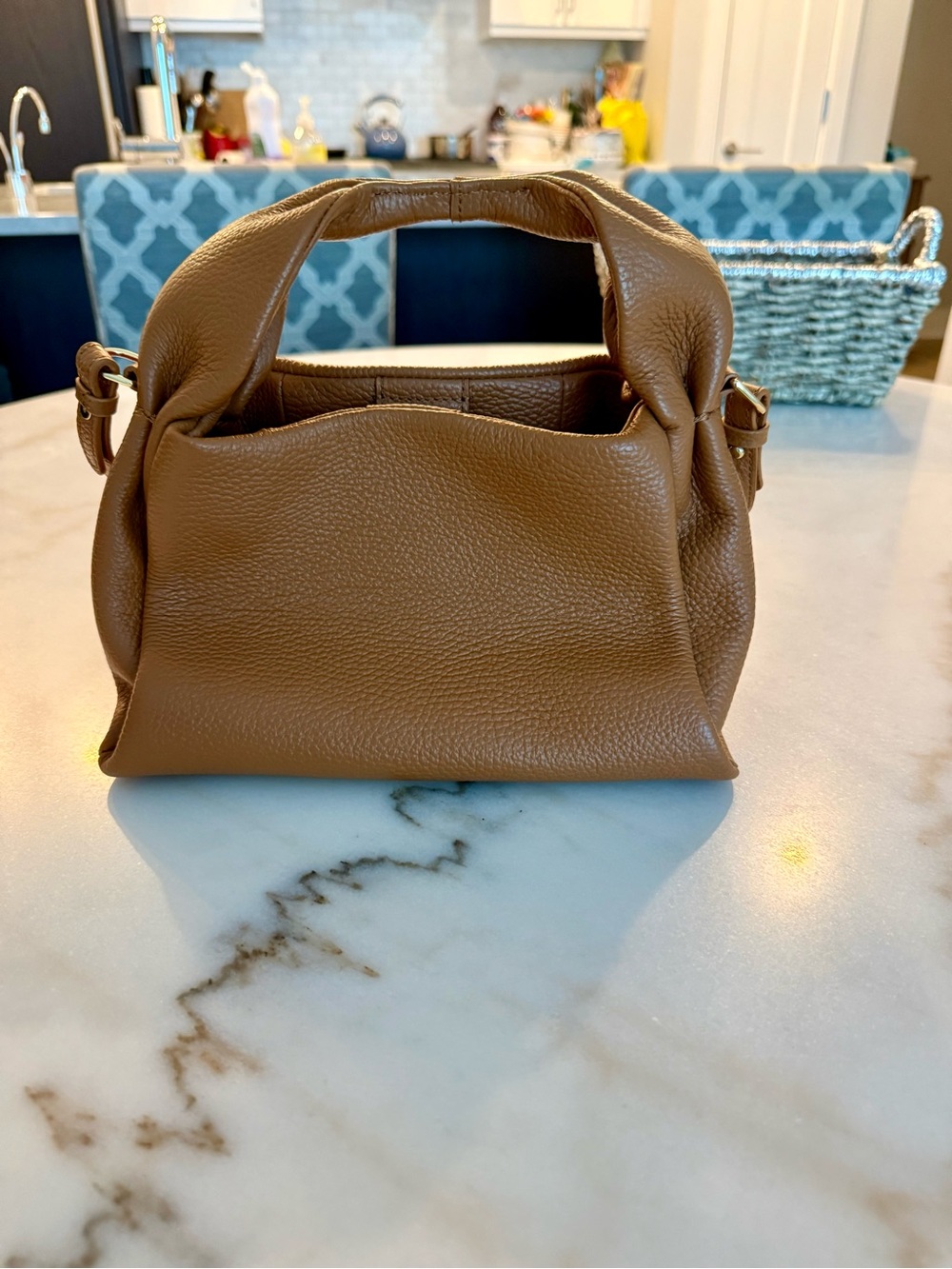 Quince Cuyana Kaia Crossbody Bag – Caramel Brown Leather - Picture 2 of 5